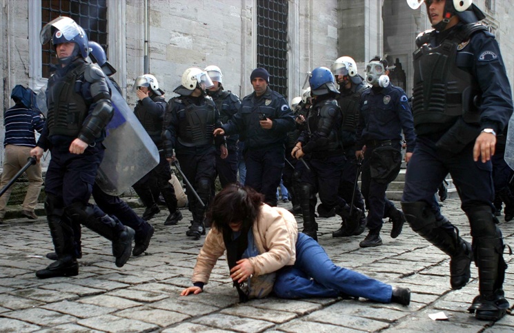 Aslında bir ben vardım sokakta, bir de polis…